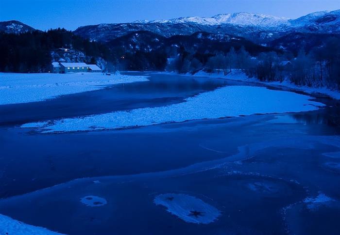 Eit særpreg med Suldalslågen er at laksen gyter først i desember/ januar. Bildet viser elva og klekkjeriet på Ritland. Her vert det forøvrig kvart år produsert omlag 50 000 smolt for utsetjing.