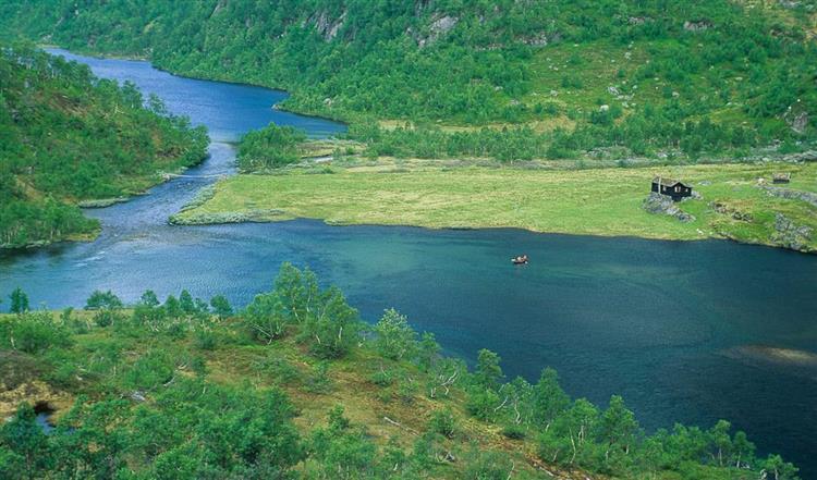 Svinstølsvatnet og Vasslivatnet ligg sentralt i vassdraget.
